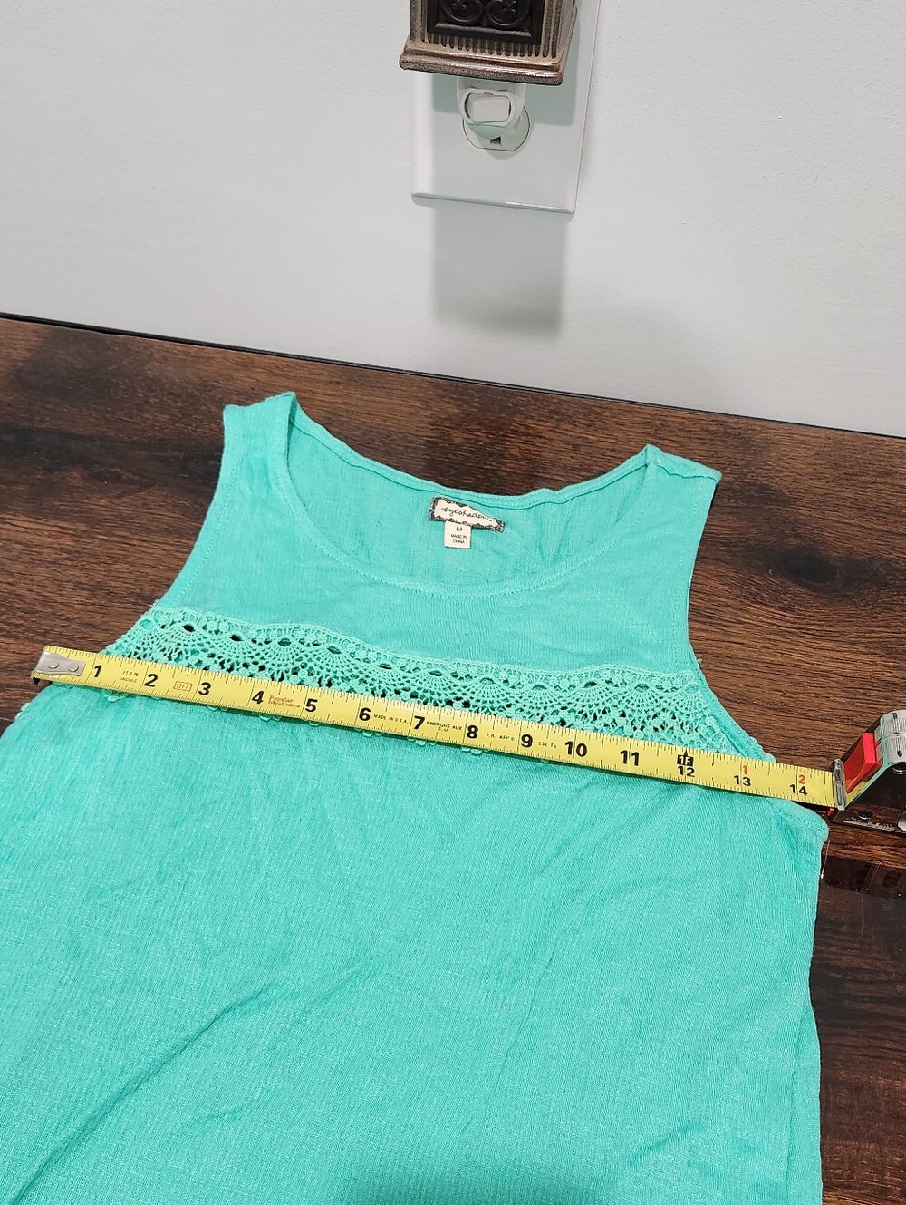 Aqua Eyeshadow Medium Sleeveless Top - Picture 4 of 5